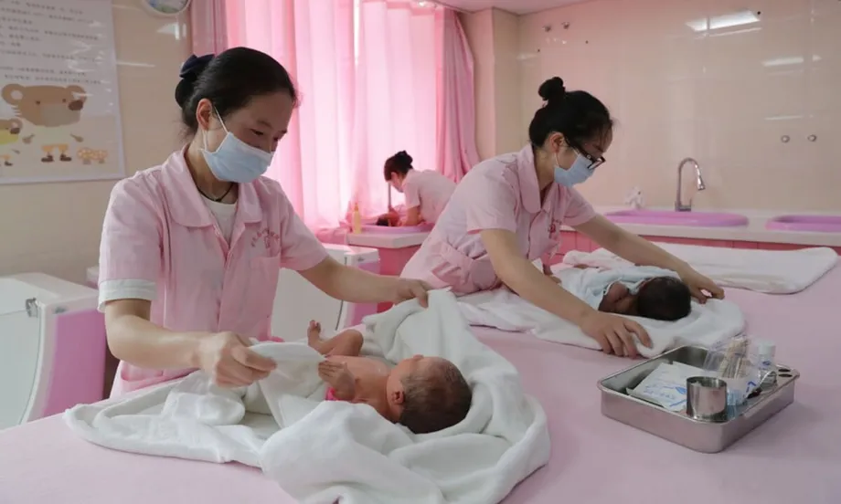 Subsidi Bersalin Nasional China: Dapatkah Insentif Tunai Membalikkan Krisis Demografi?