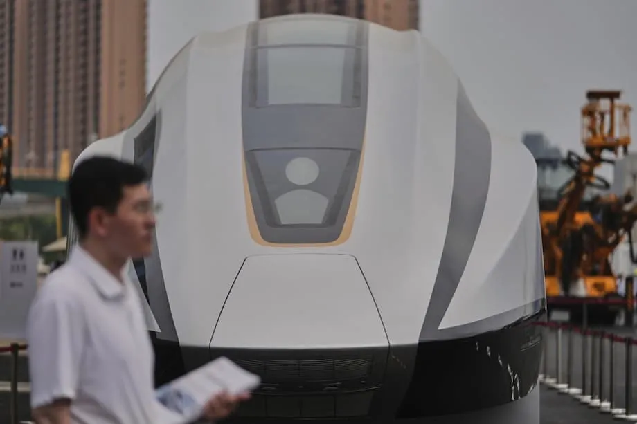 Kereta Cepat China: Keajaiban Rekayasa yang Dibayangi Segunung Utang