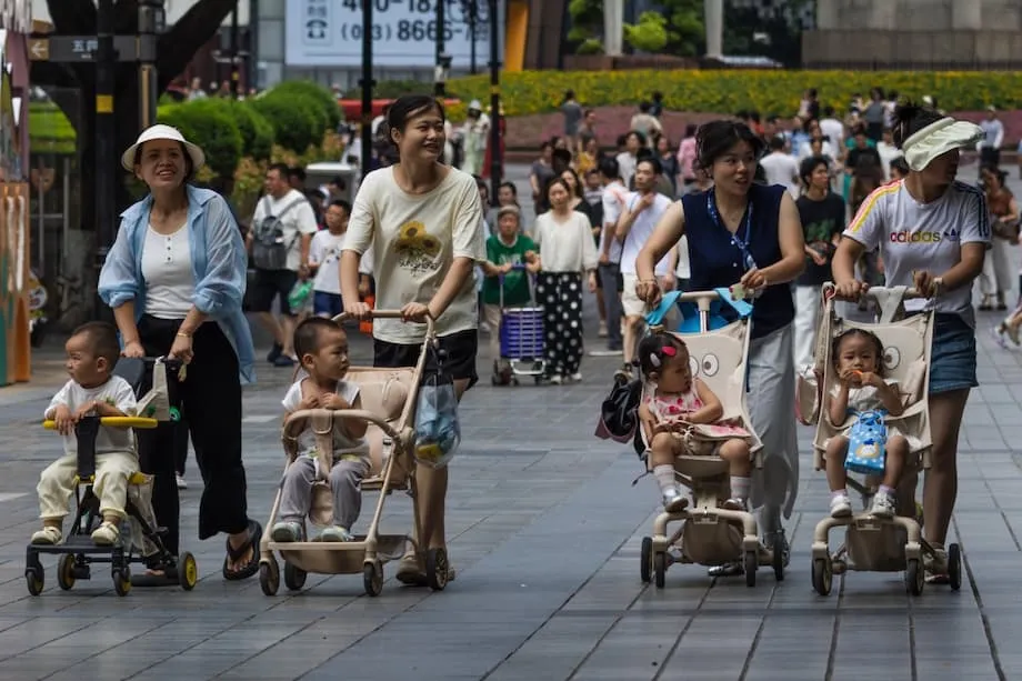 Krisis Populasi China: Risiko Ekonomi, Respons Kebijakan, dan Implikasi Global