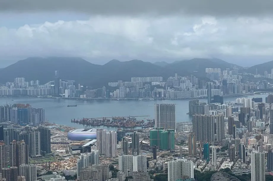 Skandal Air Minum Kemasan Hong Kong: Kelemahan Pengadaan, Ketidakpercayaan Publik, dan Desakan Reformasi