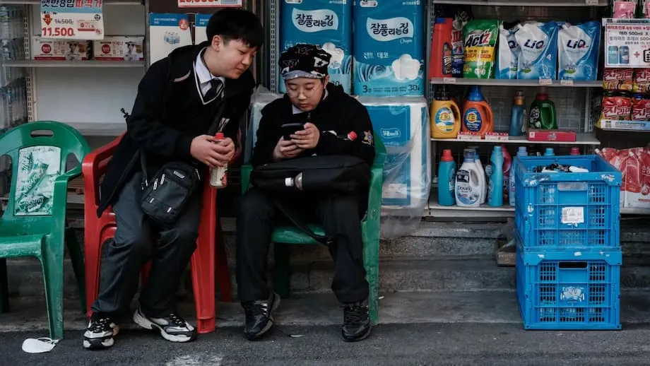 Korea Selatan Sahkan Undang-Undang Bersejarah yang Melarang Penggunaan Ponsel di Sekolah: Menelisik Perdebatan, Dampak, dan Konteks Global