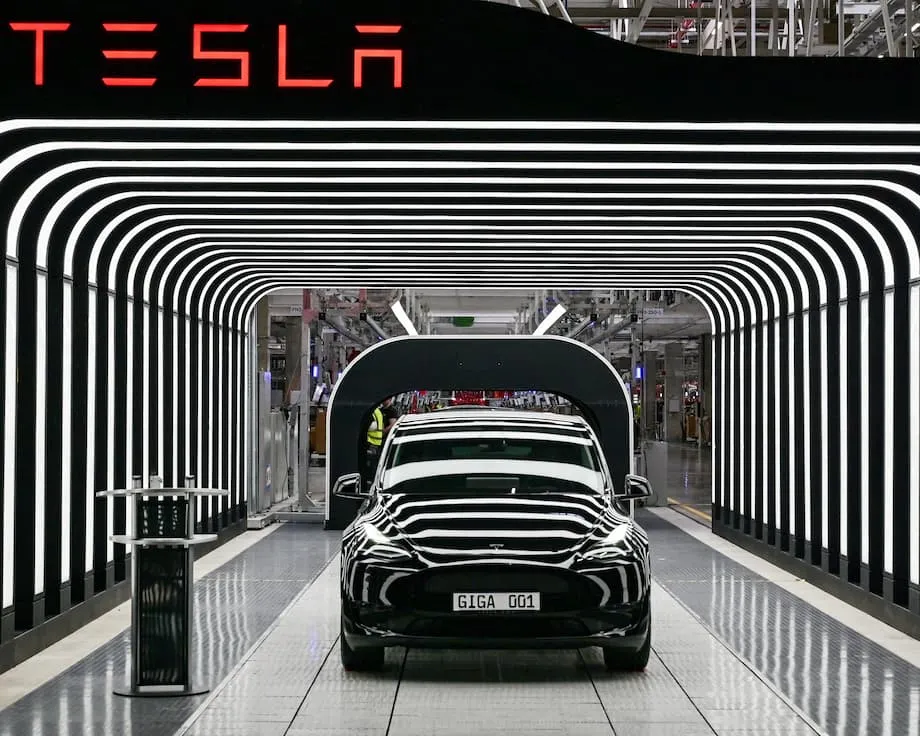 Penjualan Tesla Anjlok di Eropa, BYD Melonjak: Apa Penyebab Pergeseran di Pasar Mobil Listrik?