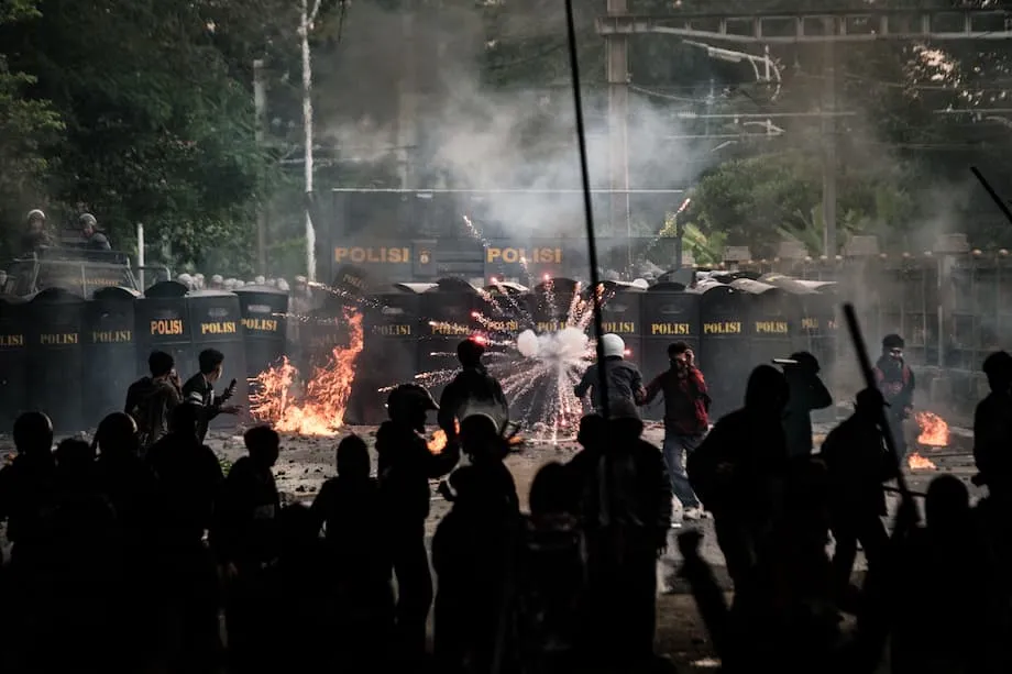 Indonesia Dilanda Gelombang Protes setelah Kendaraan Polisi Menewaskan Pengemudi Ojek: Kemarahan, Kekerasan, dan Tuntutan Reformasi