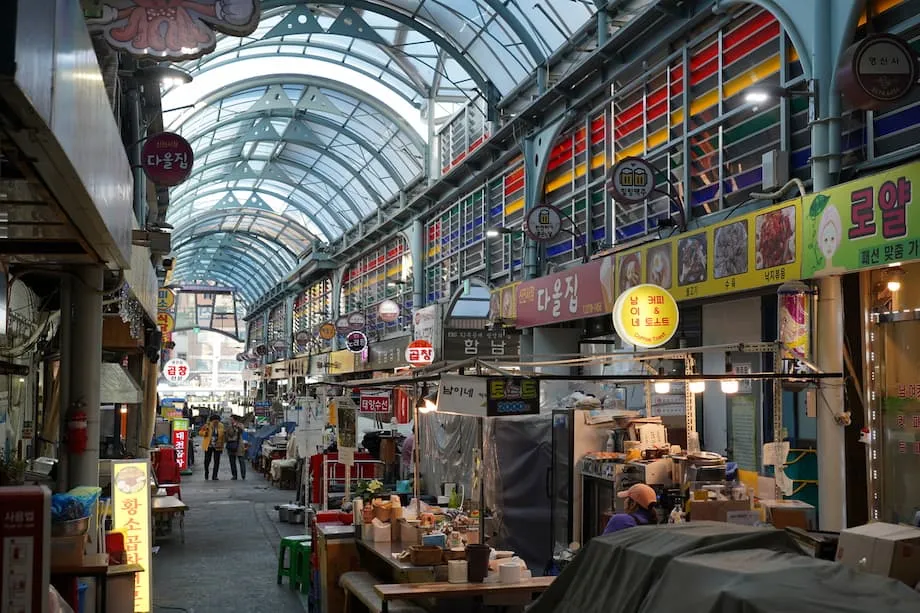 Menjelajahi Pasar Jongno Sinjin: Permata Tradisional Tersembunyi di Seoul