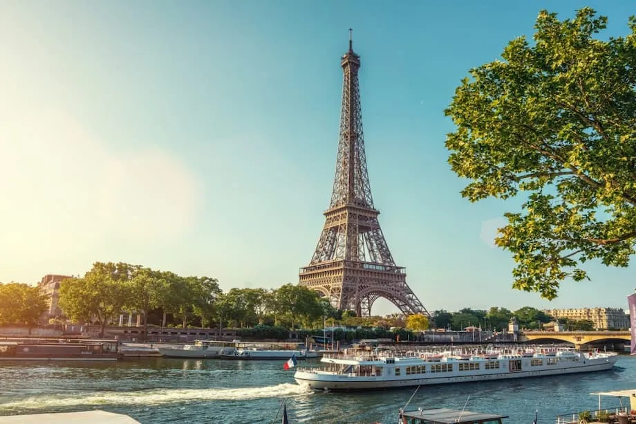Wisatawan China Memicu Lonjakan Pariwisata Paris pada 2025: Apa Penyebabnya dan Bagaimana Kota Ini Menyikapinya