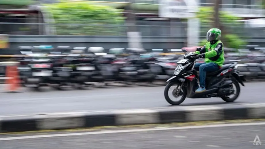 Asia Tenggara bergotong royong mengirim makanan kepada pengemudi ojek daring Indonesia di tengah unjuk rasa