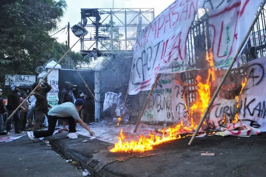 Gas Air Mata di Kampus Bandung Ungkap Kemarahan yang Lebih Dalam atas Ketimpangan dan Kepolisian
