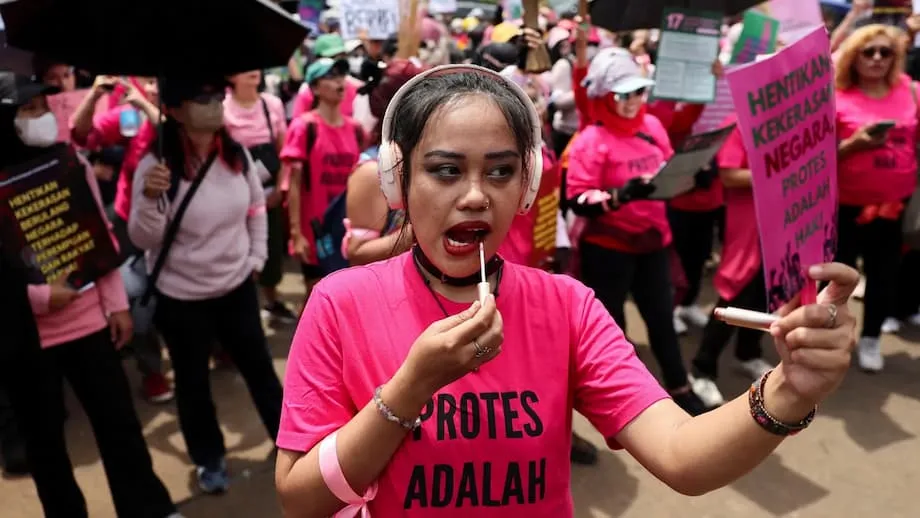Merah Muda Pemberani, Hijau Pahlawan: Perempuan Indonesia Pimpin Protes Nasional Menentang Kekerasan Polisi dan Hak Istimewa Politik