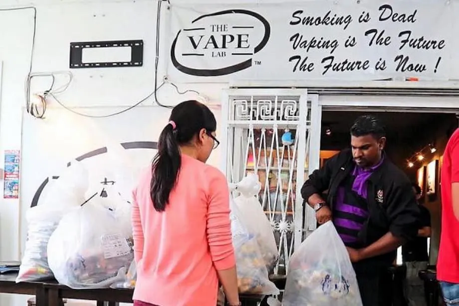 Malaysia akan melarang vape secara nasional secara bertahap di tengah perdebatan sengit