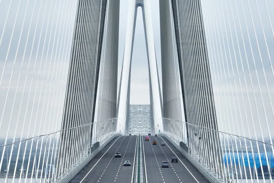 China membuka jembatan cable-stayed terpanjang di dunia yang membentang di atas Sungai Yangtze