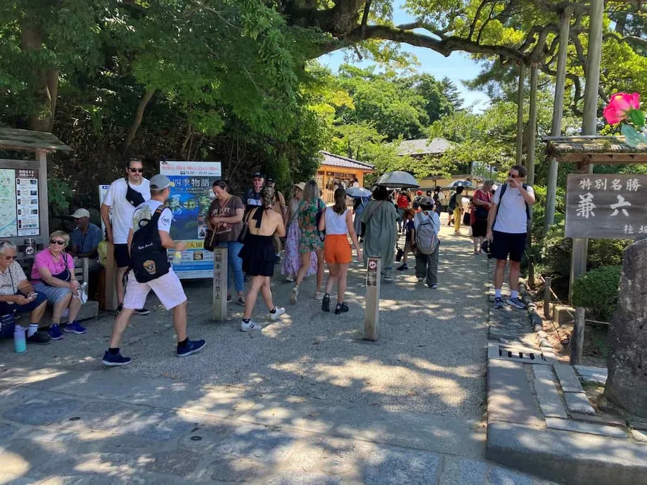 Kanazawa menarik lebih banyak wisatawan Barat daripada Asia Timur, menentang pola pariwisata Jepang