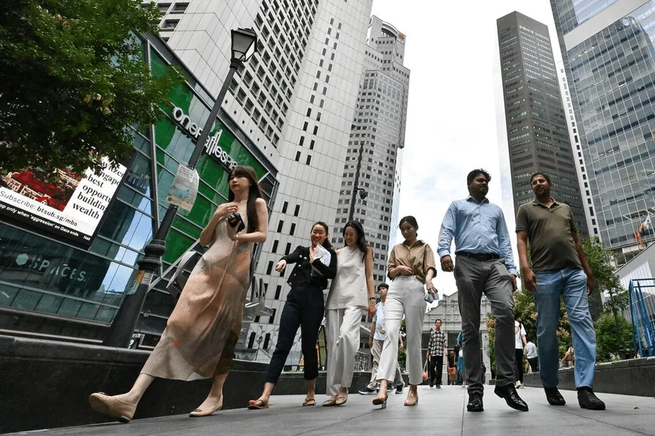 Bagaimana Singapura dapat melindungi pekerjaan tingkat menengah saat AI mengubah dunia kerja