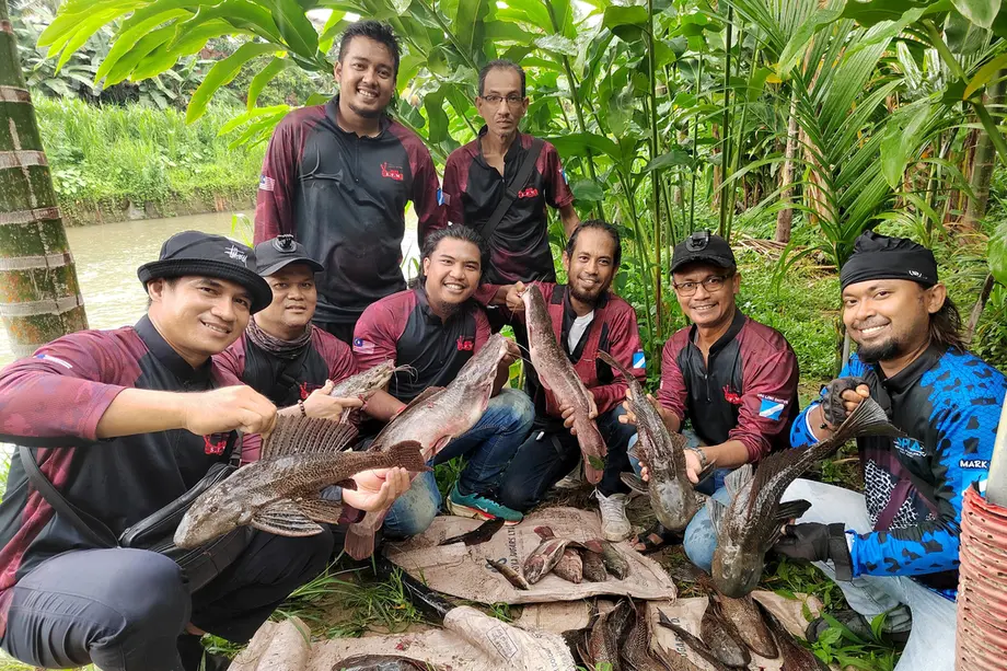 Pemancing Beralih Menjadi Penjaga saat Ikan Invasif Mengancam Sungai-Sungai Malaysia