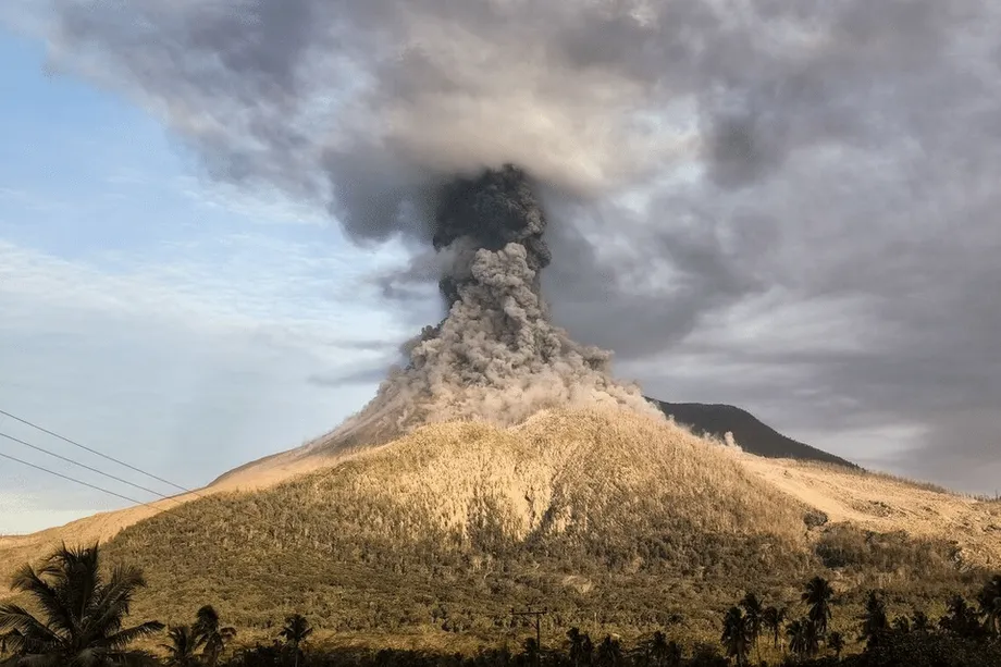Indonesia Naikkan Status Siaga Saat Gunung Lewotobi Laki-Laki Meletus