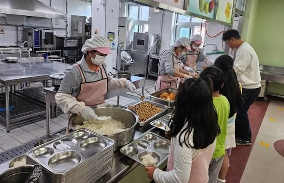 Makan Siang Sekolah Korea yang Viral dan Perempuan yang Menanggung Risikonya