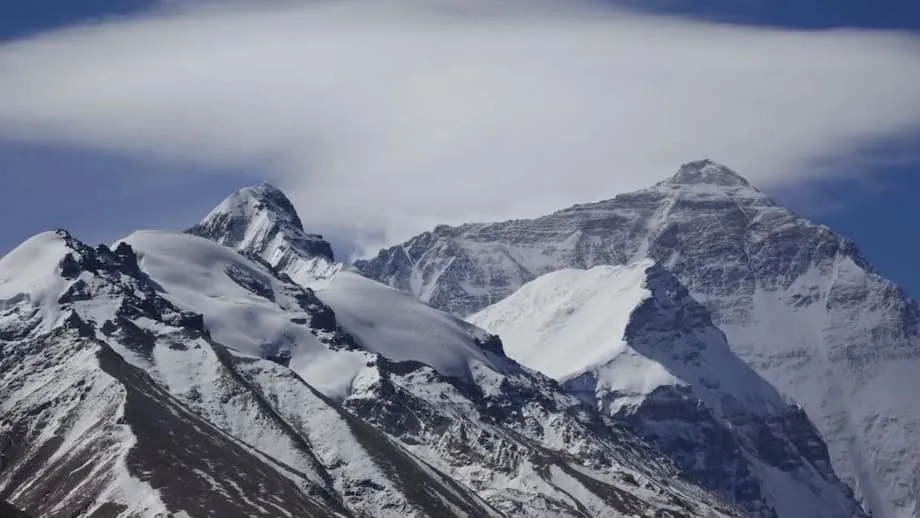 Pendaki Everest Diselamatkan Setelah Badai Salju Menjebak Ratusan Orang