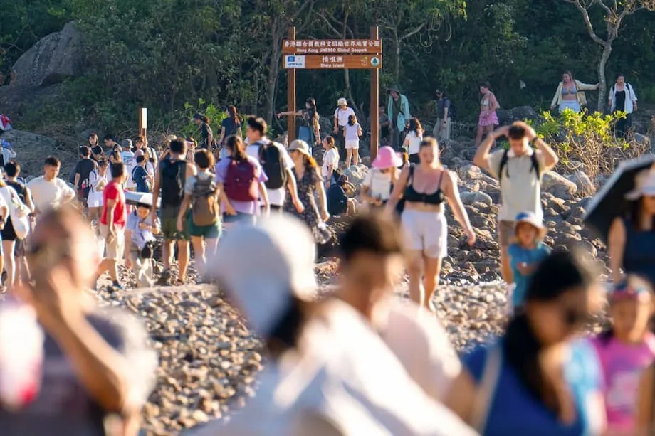 Hong Kong menimbang tekanan pariwisata di Pulau Sharp, sementara pejabat meremehkan kerusakan terumbu karang