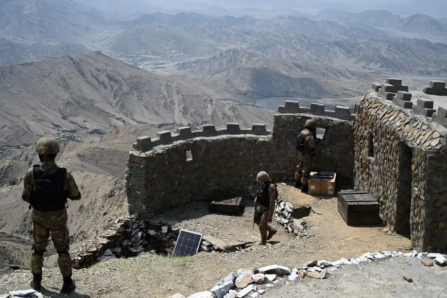 Bentrok Mematikan Tutup Perbatasan Pakistan-Afghanistan setelah Serangan Udara Memicu Tembak-menembak Balasan