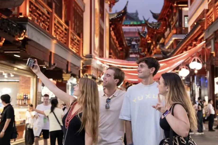 China Menarik Wisatawan Asing dengan Insentif Belanja