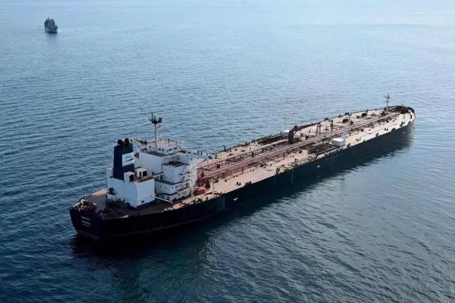 LNG Rusia yang Disanksi Dipindahkan di Lepas Pantai Malaysia oleh Kapal Gelap