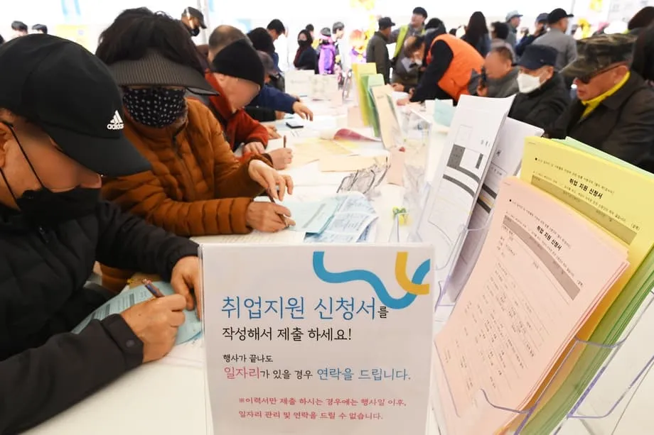 Kesenjangan Upah Korea Selatan Mencapai Rekor saat Lansia Beralih ke Pekerjaan Paruh Waktu Bergaji Rendah di Sektor Perawatan