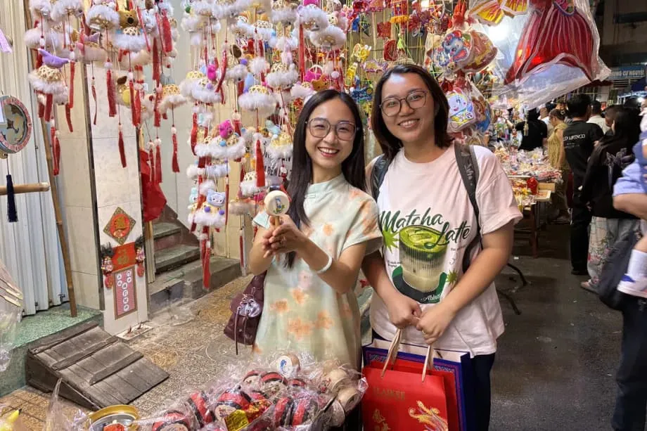 Pelajaran Livestream dan Dialek yang Nyaris Hilang: Cara Gen Z Hoa Vietnam Merebut Kembali Identitas di Dunia Maya
