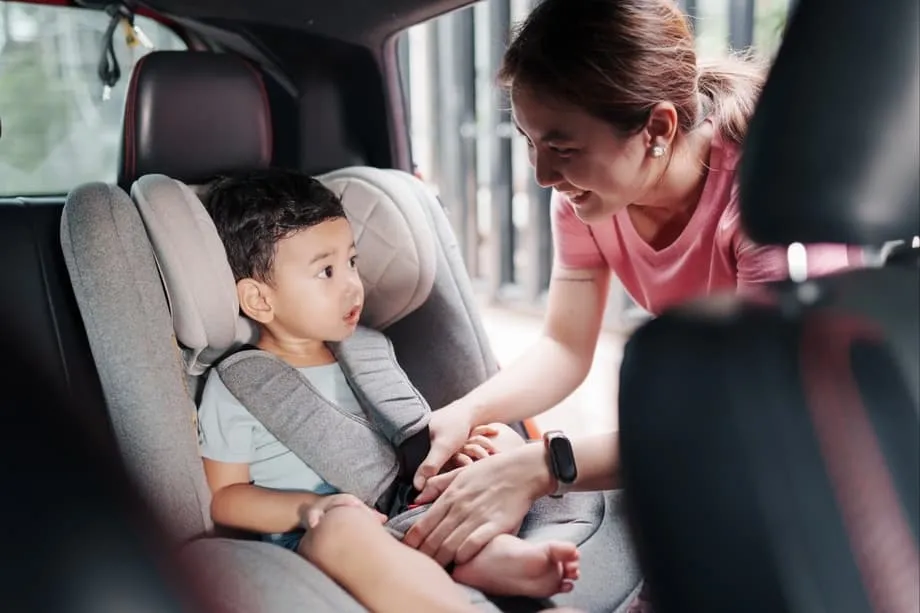 Hong Kong Wajibkan Penggunaan Alat Pengaman Anak di Mobil Pribadi Mulai November 2025