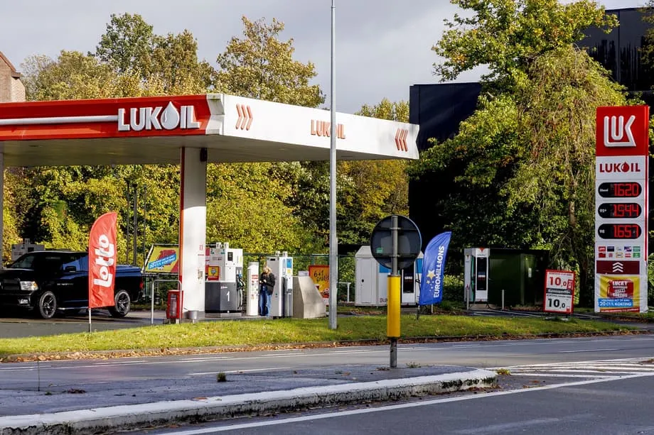 Lukoil setuju menjual aset internasional kepada Gunvor setelah sanksi baru AS