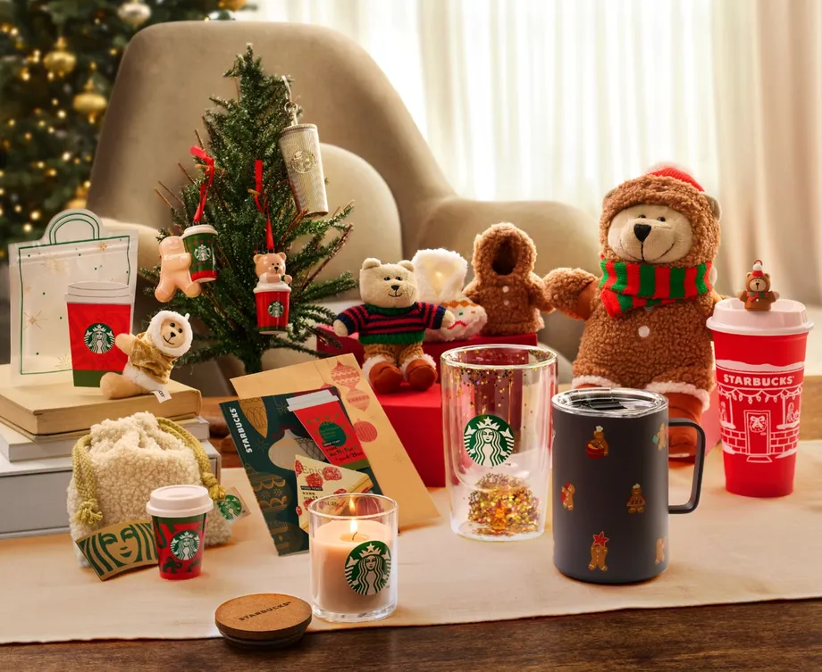 Lilin hadir saat Starbucks Jepang meluncurkan merchandise dan peralatan minum Natal 2025