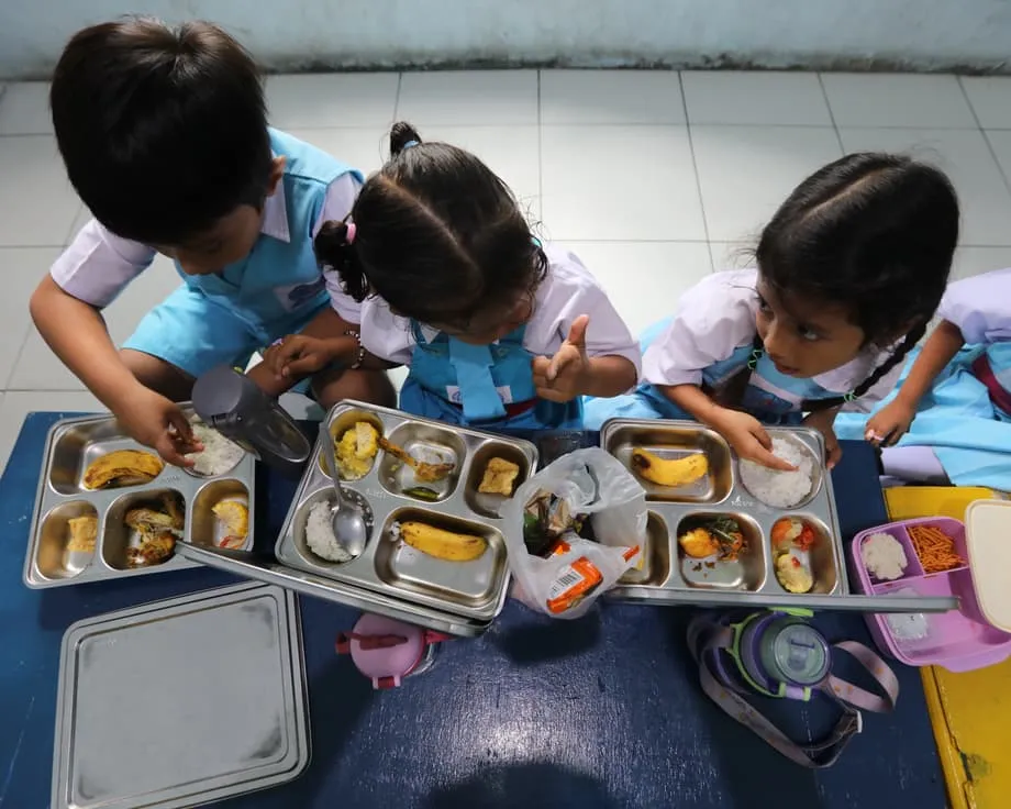 Program Makan Gratis di Sekolah Indonesia Disorot setelah Kasus Keracunan Pangan Melonjak