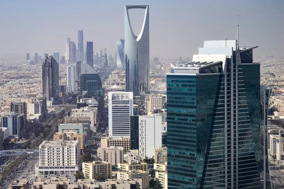 Gaji tinggi menarik warga Hong Kong ke Arab Saudi, sementara kejutan budaya menguji pendatang baru