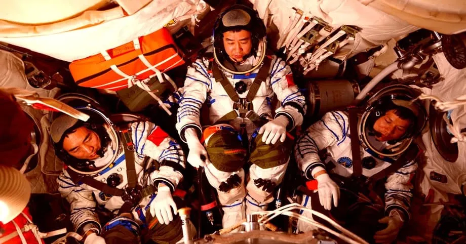 Jendela Shenzhou 20 retak, memaksa pergantian wahana dan menyoroti risiko sampah antariksa