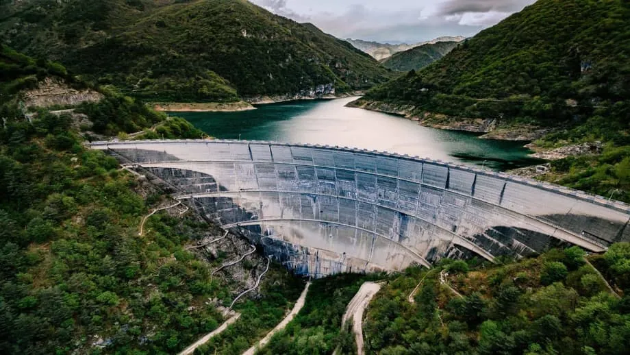 China mengoperasikan bendungan PLTA pompa setinggi 182 meter untuk menstabilkan jaringan listrik dengan pasokan energi terbarukan yang melimpah