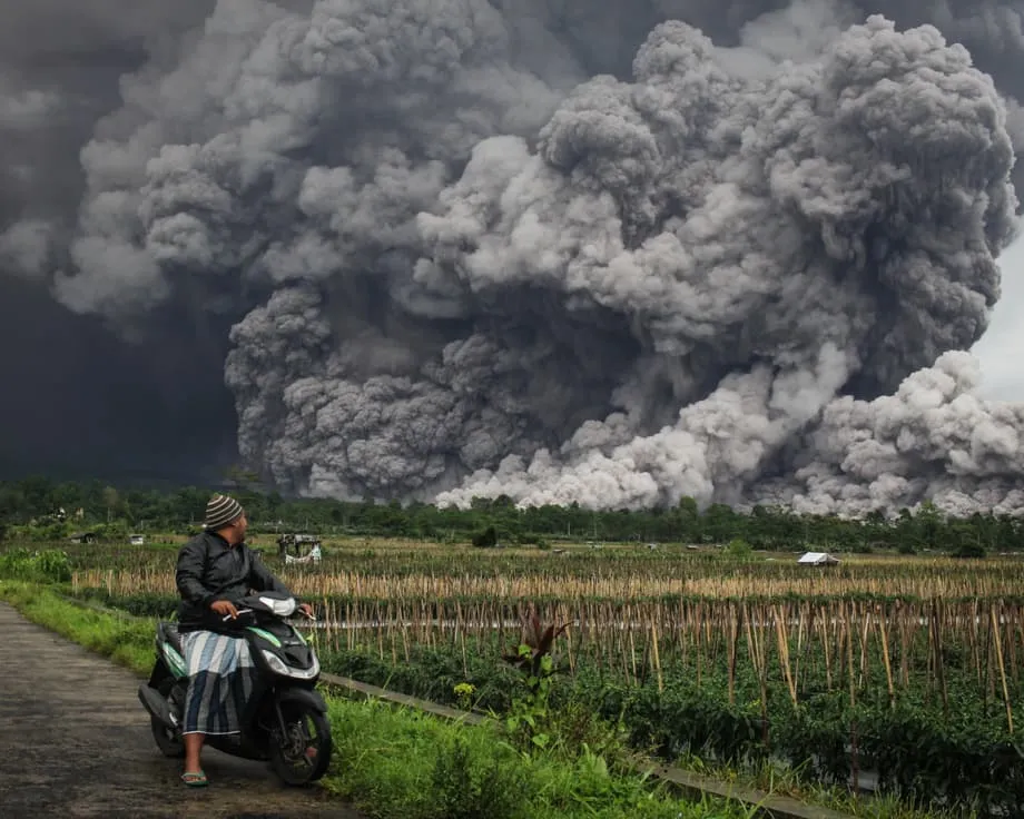 Gunung Semeru Meletus di Jawa Timur, Status Siaga Tertinggi Ditetapkan dan Evakuasi Berlangsung