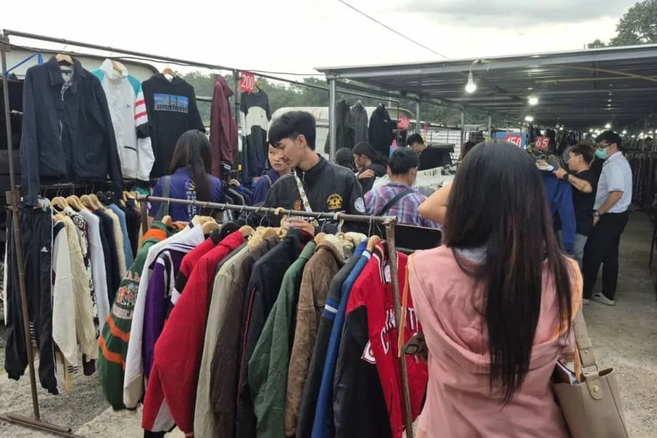 Cuaca Dingin Mendorong Warga Buriram Berburu Pakaian Musim Dingin Bekas