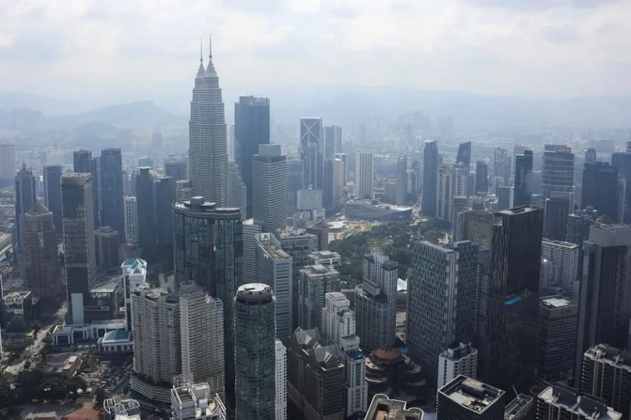 Perdebatan zona waktu Malaysia: kesehatan, cahaya pagi, dan biaya memundurkan waktu