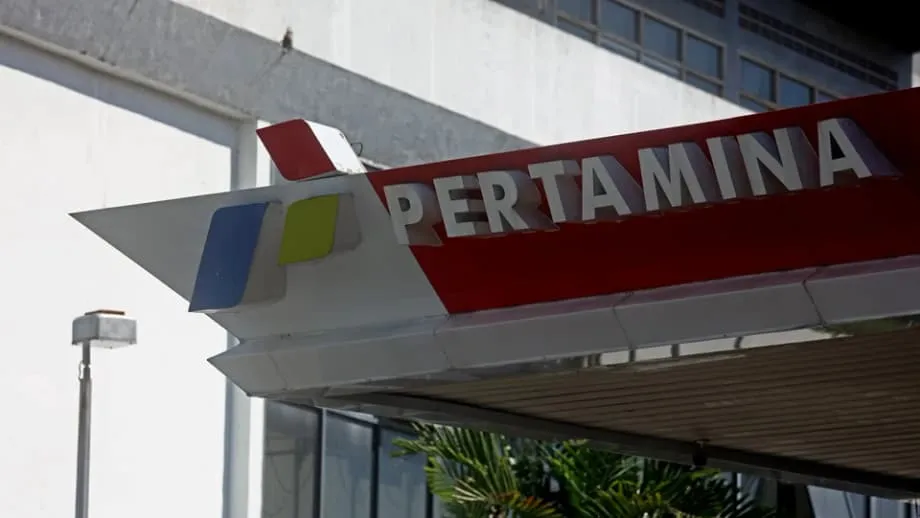 Shell akan membeli 100.000 barel bensin dari Pertamina saat Indonesia mengatasi kelangkaan di SPBU swasta