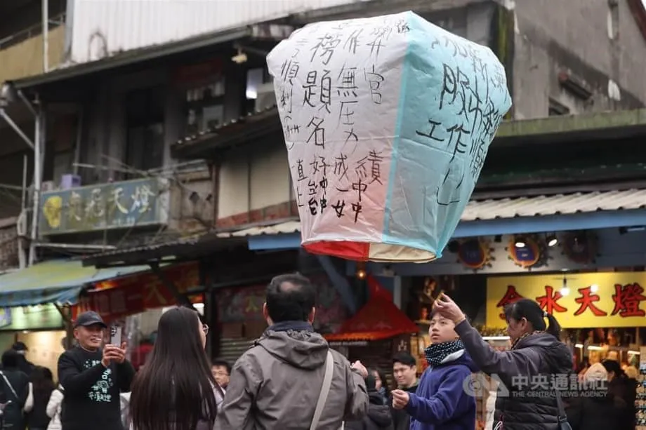 Taiwan Railway Uji Coba Pelepasan Lentera Langit yang Diawasi di Jalur Pingxi