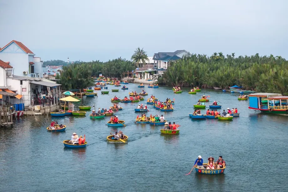 Destinasi Wisata Populer Asia Kewalahan Menghadapi Overtourism