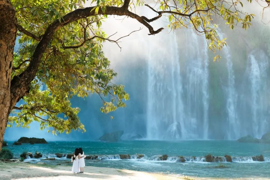 Musim Gugur di Air Terjun Ban Gioc: Air Hijau Giok, Padi Keemasan, dan Tips Penting untuk Wisatawan