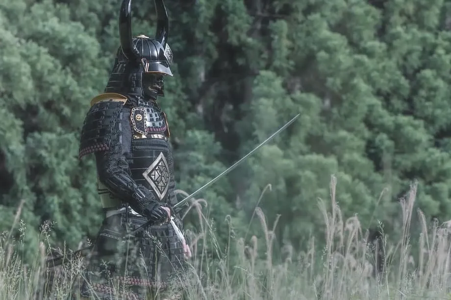 Buat Film Pertarungan Samurai Anda Sendiri di Kyoto: Menilik Pengalaman Baru dengan Baju Zirah dan Adegan Aksi