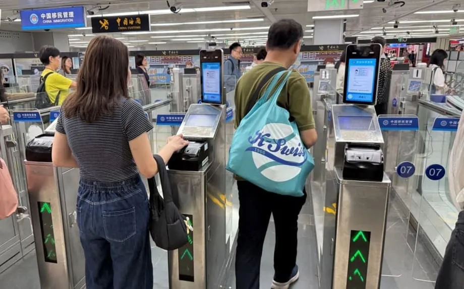 Pelancong Hong Kong menyambut jalur pengenalan wajah saat China daratan memperluas akses