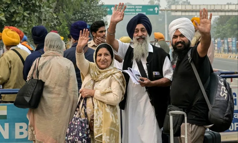 Peziarah Sikh India Menyeberang ke Pakistan untuk Peringatan Guru Nanak saat Perbatasan Dibuka untuk Perjalanan Terbatas