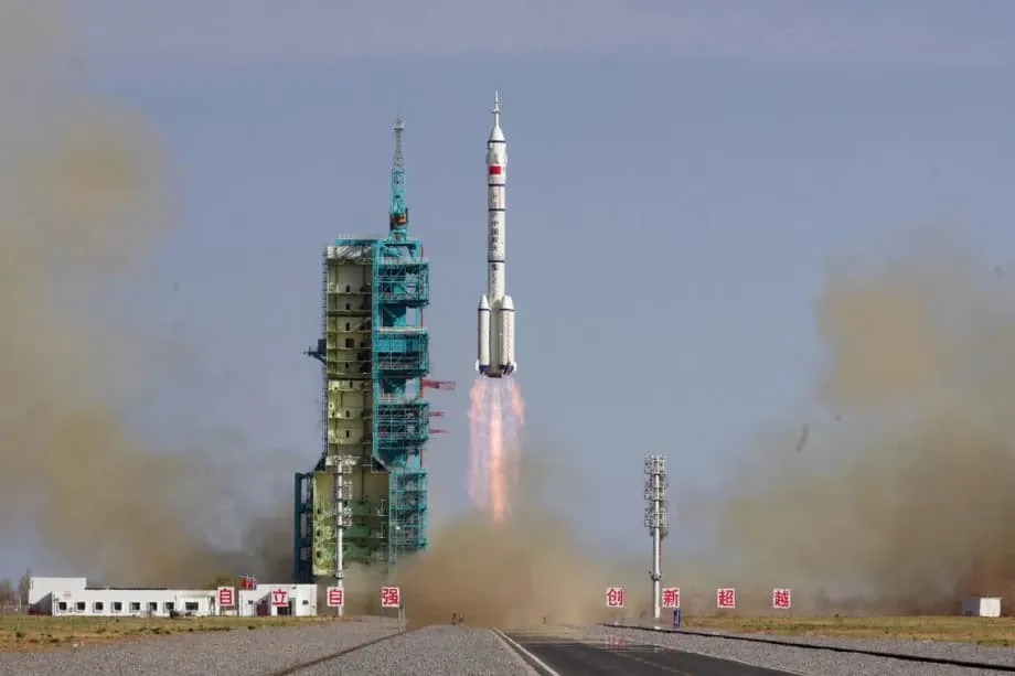 China Akan Memulangkan Shenzhou 20 yang Rusak Tanpa Awak Setelah Jendelanya Retak