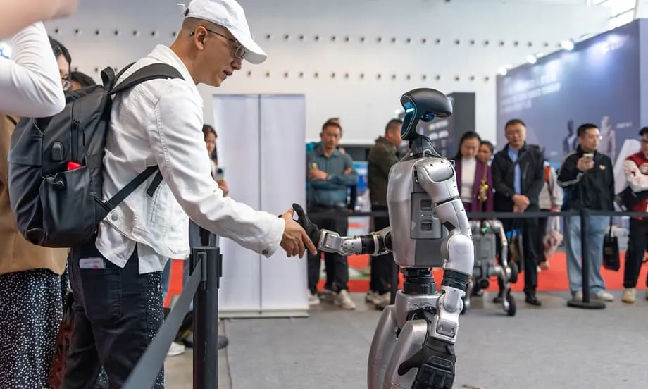 Robot Humanoid China Menggemparkan Dunia dengan Akrobat di Konser dan Kemampuan Bertarung