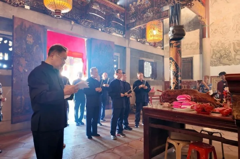 Tionghoa Peranakan: Ritual Leluhur dan Warisan Budaya Campuran Asia Tenggara