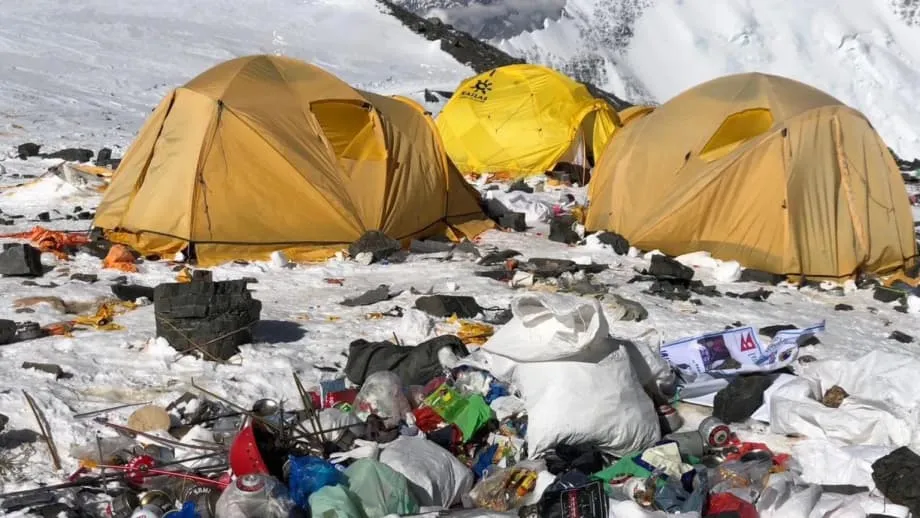 Nepal Hentikan Skema Deposit Sampah di Gunung Everest setelah Kebijakan Gagal