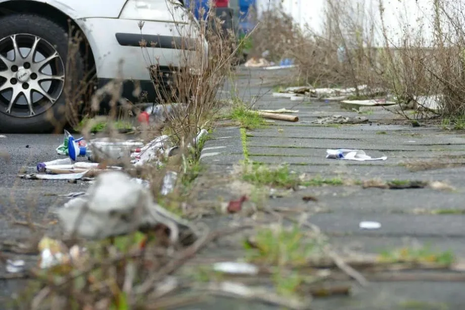 Warga Singapura Termasuk Pelanggar Pertama yang Terjerat Aturan Baru Malaysia yang Ketat tentang Larangan Membuang Sampah Sembarangan