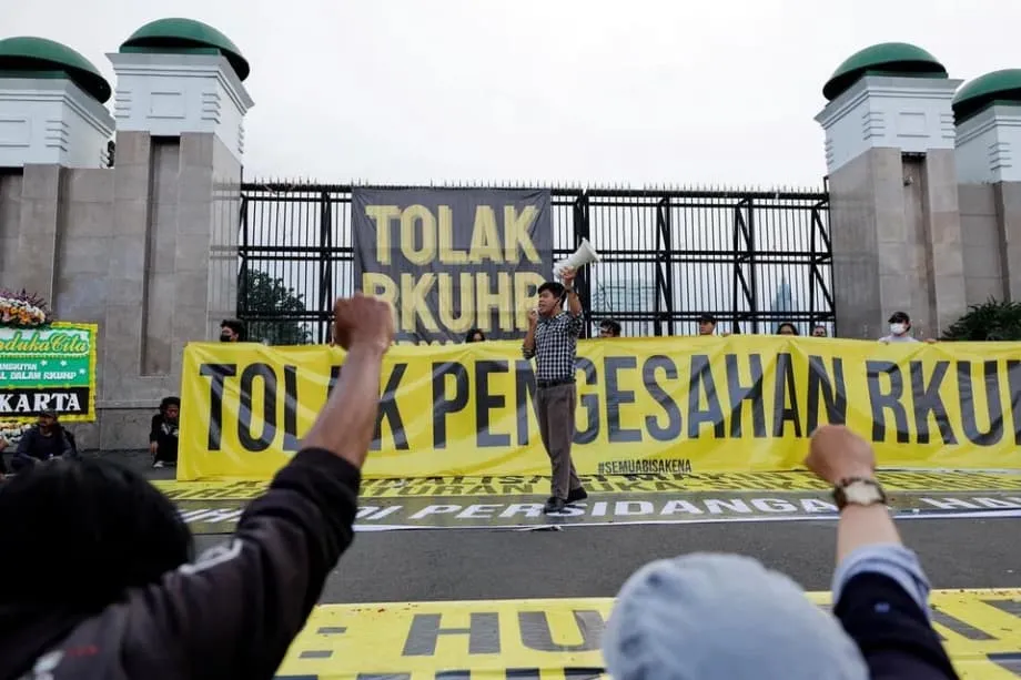 KUHP Baru Indonesia: Warisan Kolonial Digantikan Kontroversi Modern