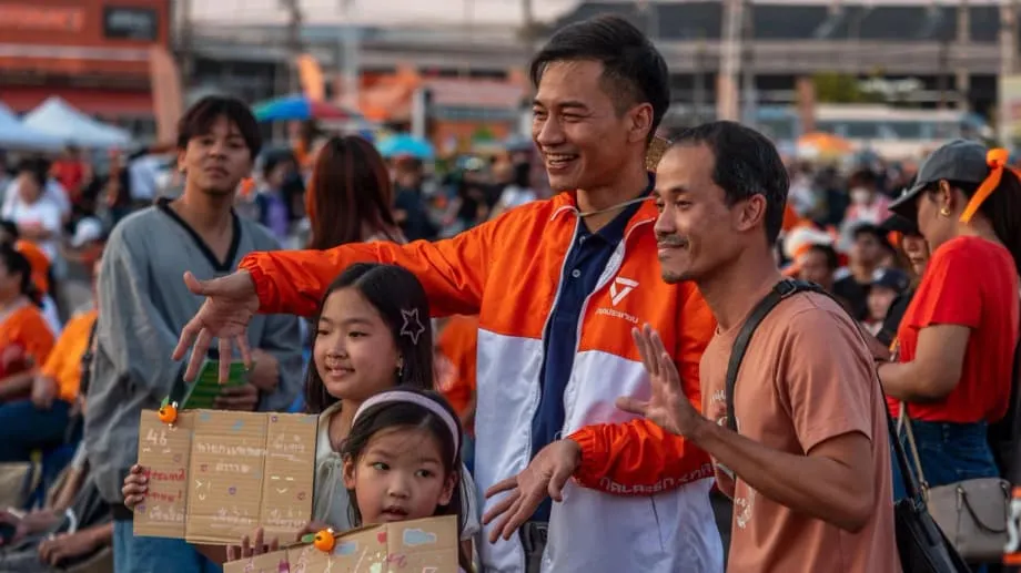 Partai Rakyat Thailand Memimpin Jajak Pendapat, tetapi Menghadapi Hambatan Lama untuk Berkuasa